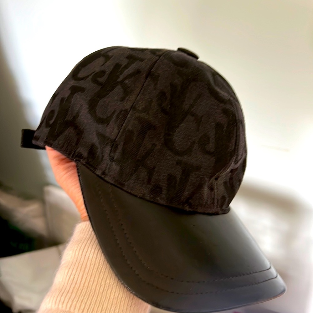 Versace jean cap leather and canvas   Black never worn. Great condition